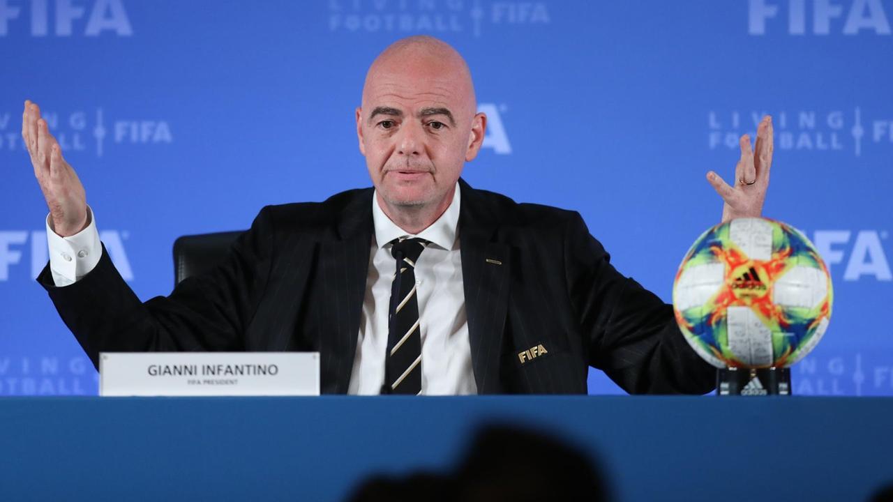 FIFA-Chef Gianni Infantino kündigt auf einer Pressekonferenz in Shanghai die neue Klub-WM mit 24 Vereinen an. FIFA-Chef Gianni Infantino kündigt auf einer Pressekonferenz in Shanghai die neue Klub-WM mit 24 Vereinen an.