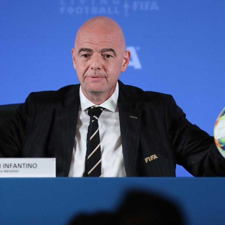 FIFA-Chef Gianni Infantino kündigt auf einer Pressekonferenz in Shanghai die neue Klub-WM mit 24 Vereinen an.