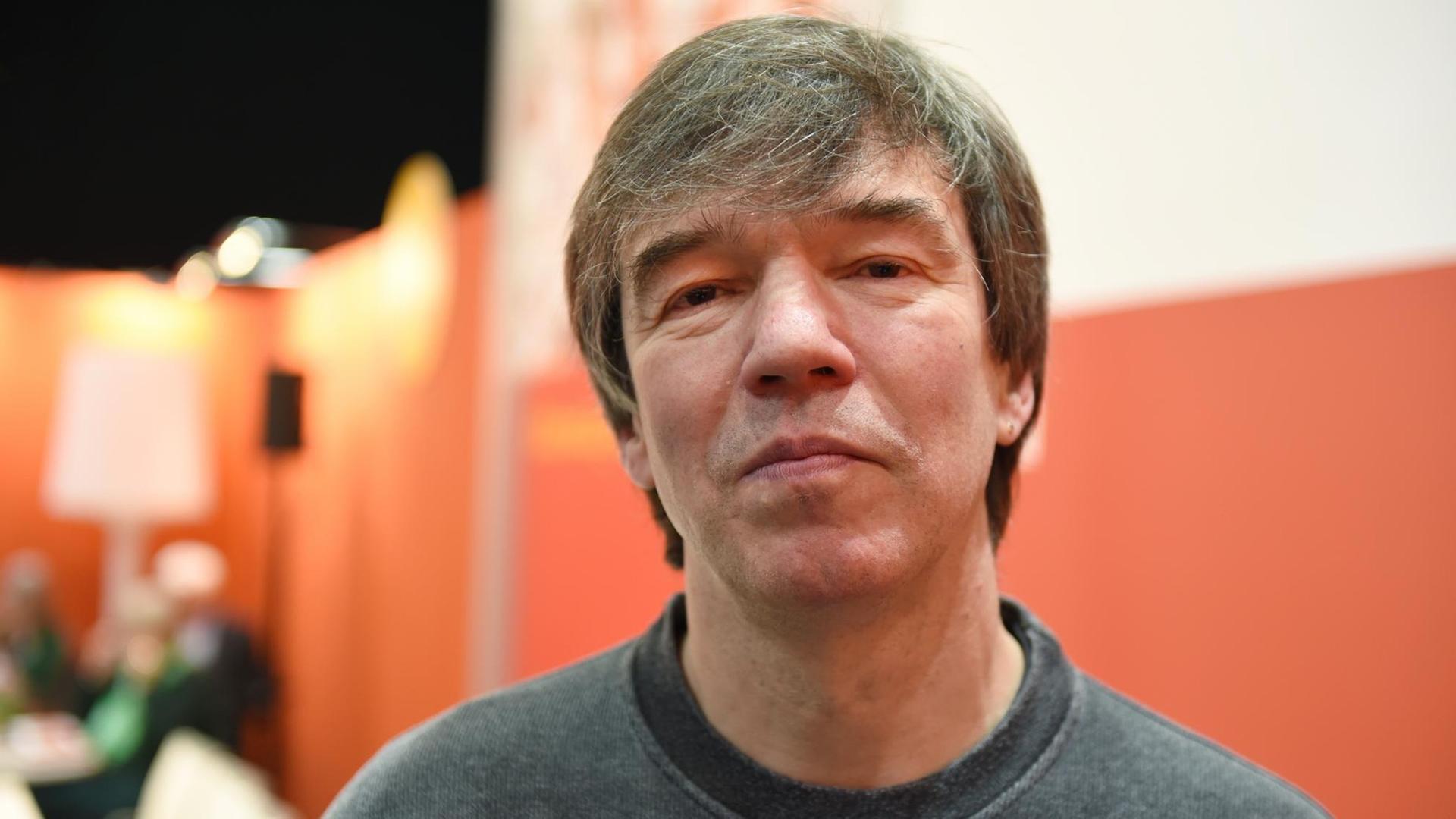Der Schriftsteller Michael Wildenhain posiert am 12.03.2015 auf der Buchmesse Leipzig (Sachsen). Der Schriftsteller Michael Wildenhain posiert am 12.03.2015 auf der Buchmesse Leipzig (Sachsen).