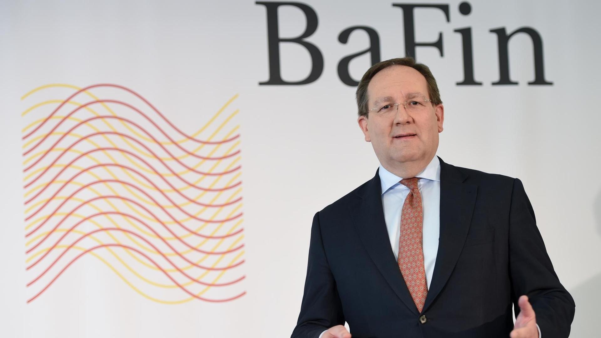 Felix Hufeld, Präsident der BaFin steht vor einem Logo der Bundesanstalt. Felix Hufeld, Präsident der BaFin steht vor einem Logo der Bundesanstalt.