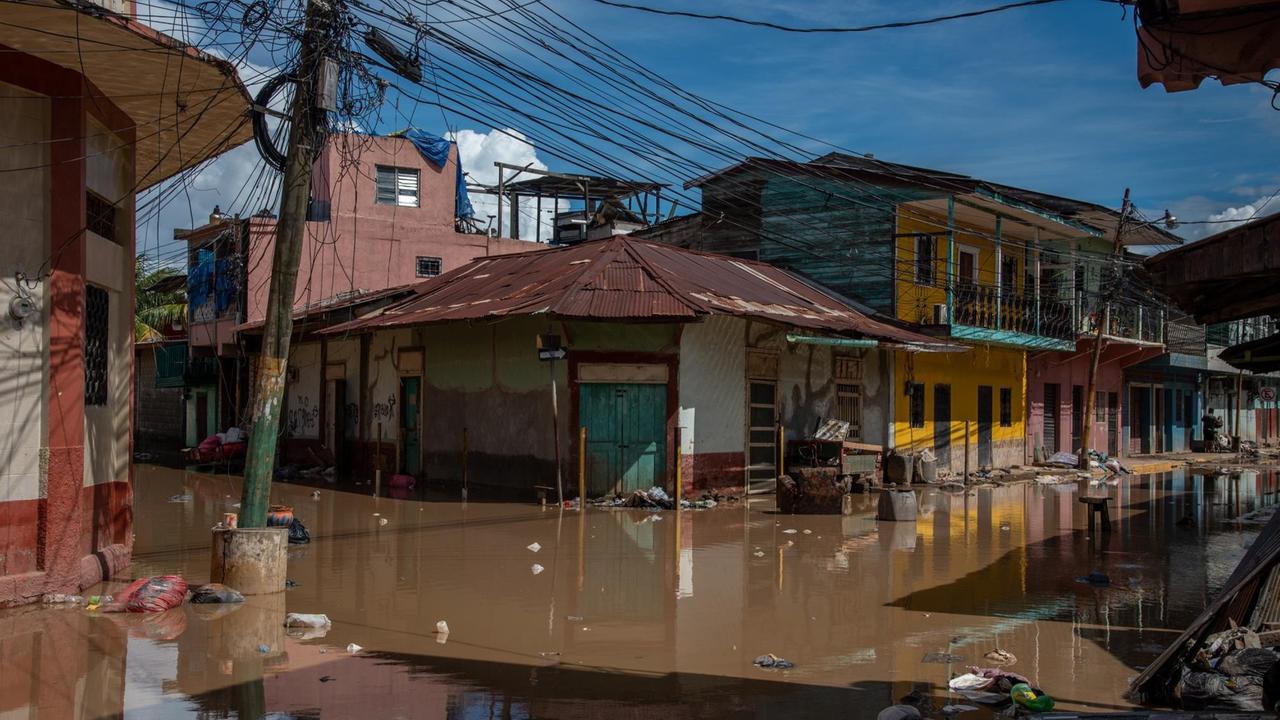 Unter Wasser stehende Straßenecke in der honduranischen Stadt La Lima. Unter Wasser stehende Straßenecke in der honduranischen Stadt La Lima.