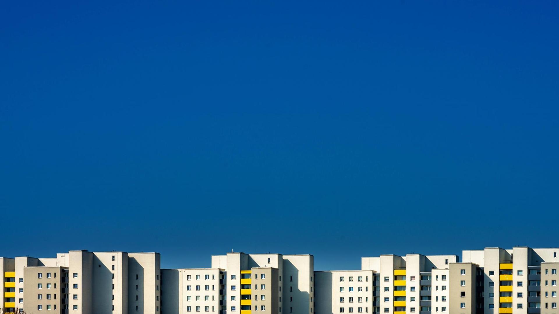 Blauer Himmel und am unteren Rad eine Skyline im Märkischen Viertel in Berlin. Blauer Himmel und am unteren Rad eine Skyline im Märkischen Viertel in Berlin.