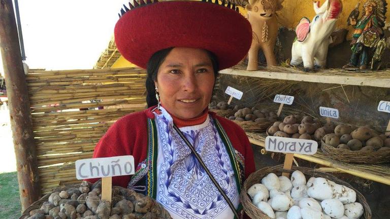 Marleny Callañaupa mit den getrockneten Kartoffeln Moraya und Chuño Marleny Callañaupa mit den getrockneten Kartoffeln Moraya und Chuño