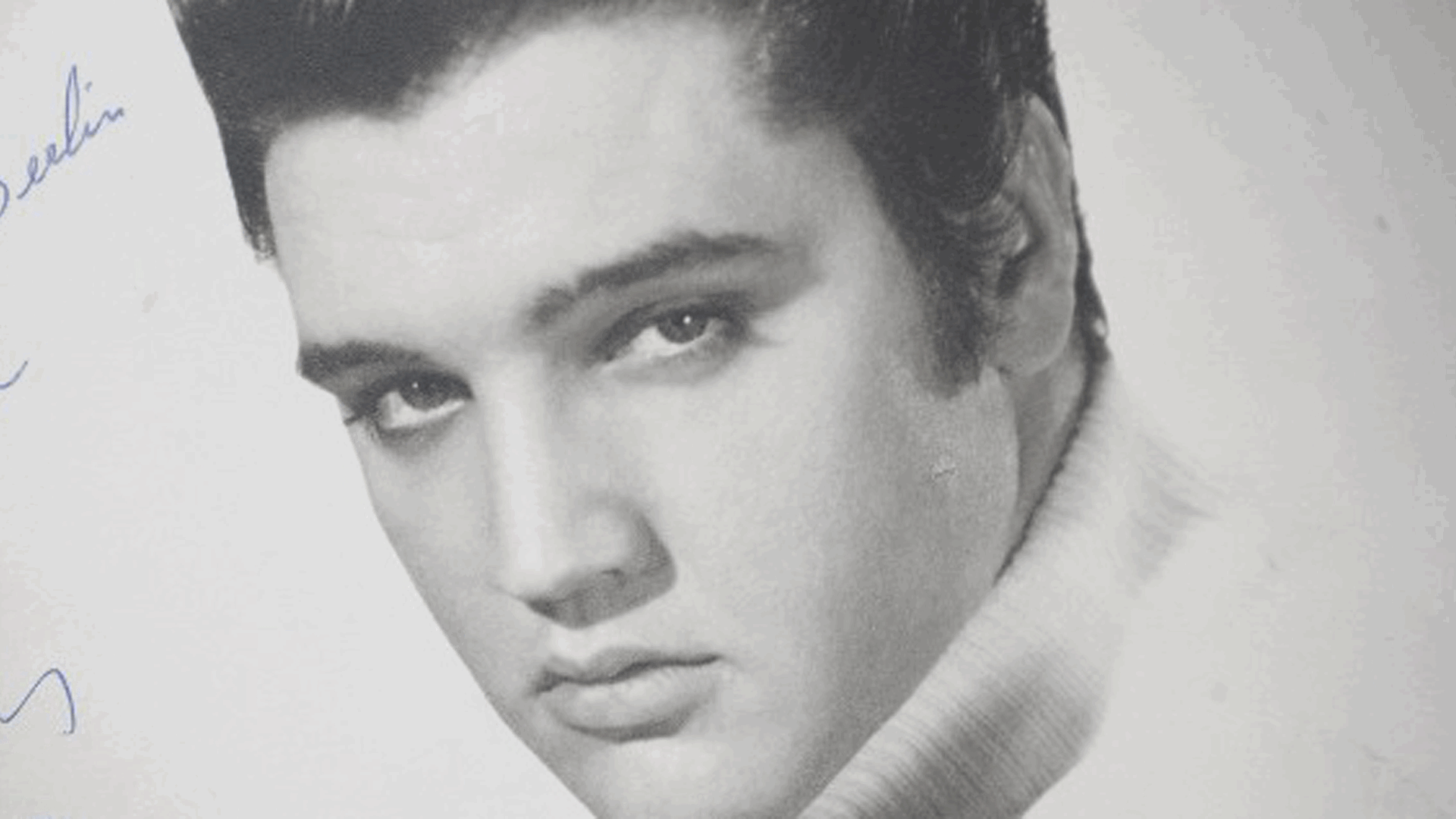 Ein schwaz-weiß Bild von Elvis Presley