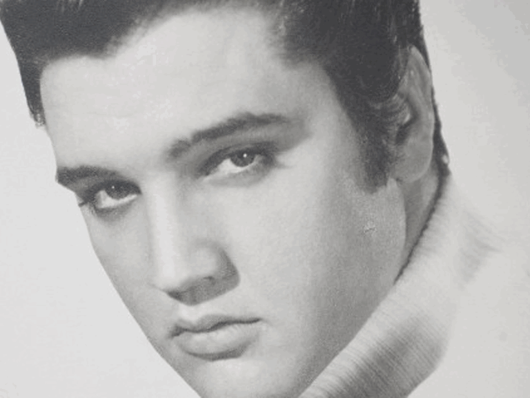 Ein schwaz-weiß Bild von Elvis Presley