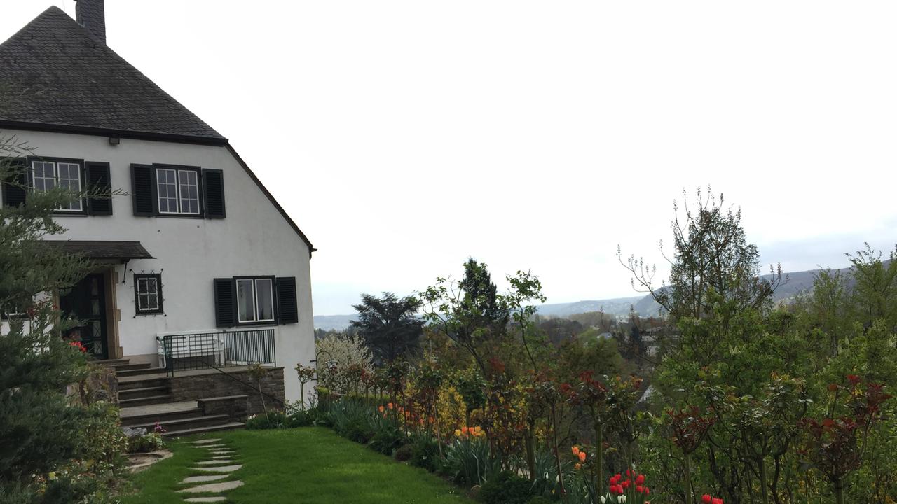 Mit schöner Aussicht: das Wohnhaus in Rhöndorf, nahe Bonn. Mit schöner Aussicht: das Wohnhaus in Rhöndorf, nahe Bonn.