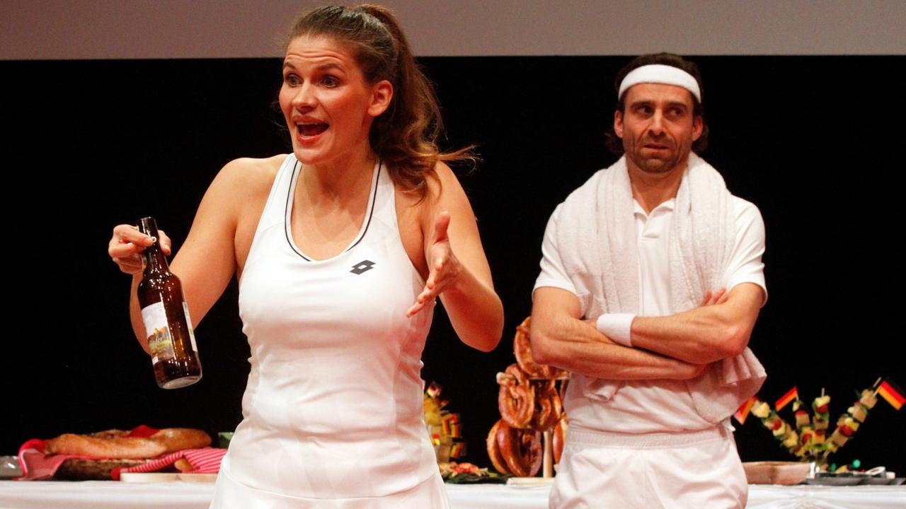 In der Komödie "Extrawurst" von Dietmar Jacobs und Moritz Netenjakob geht es um Streitigkeiten in einem Tennisclub. Das Szenenfoto zeigt die Schauspieler Rosana Cleve und Markus Hennes. In der Komödie "Extrawurst" von Dietmar Jacobs und Moritz Netenjakob geht es um Streitigkeiten in einem Tennisclub. Das Szenenfoto zeigt die Schauspieler Rosana Cleve und Markus Hennes.