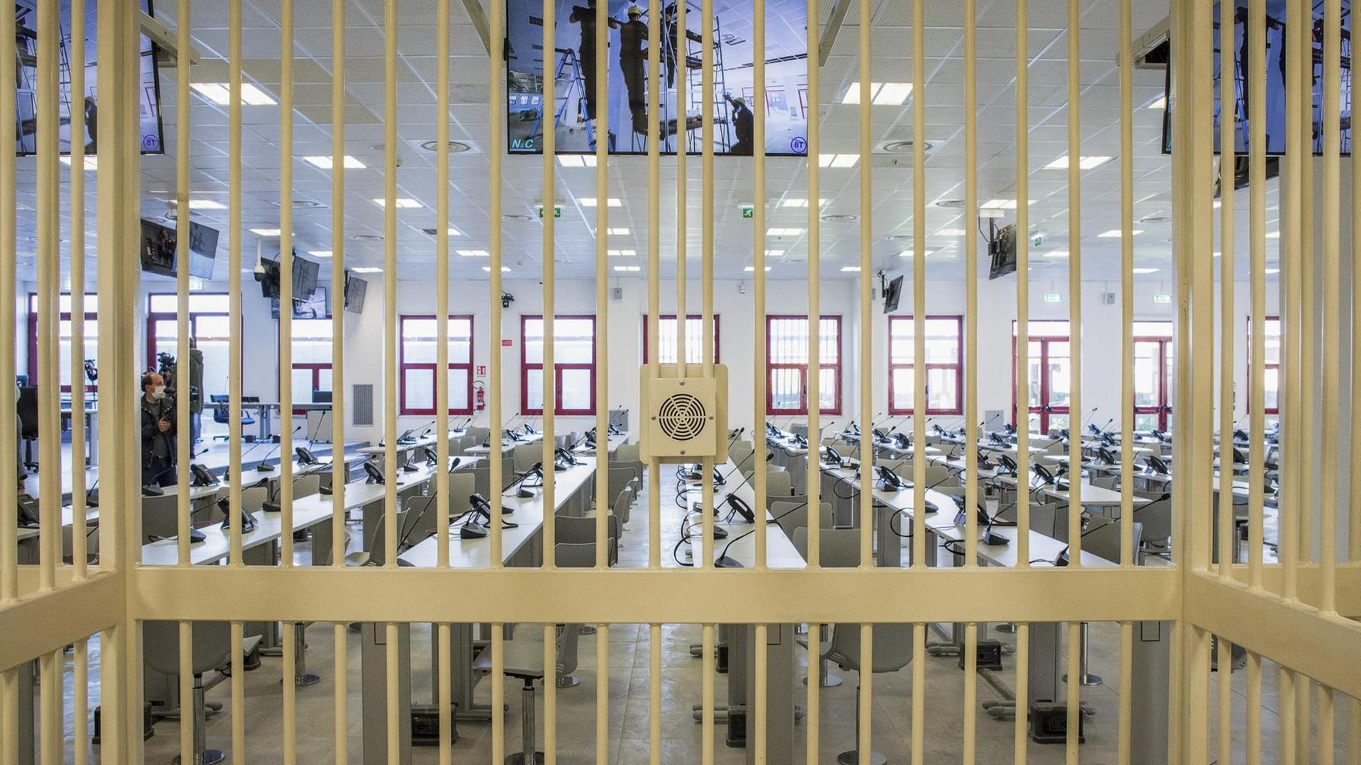 Für den Prozess gegen die ‚Ndrangheta wurde in der kalabrischen Stadt Lamezia Terme ein hochgesicherter Verhandlungssaal gebaut. Es sind 350 Angeklagte, etwa 400 Anwälte und mehr als 900 Zeugen beteiligt.