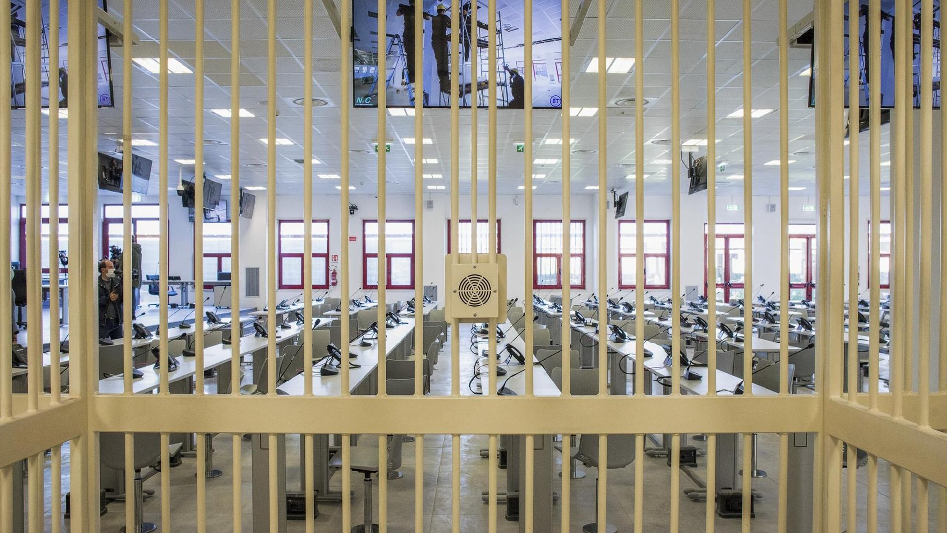 Für den Prozess gegen die ‚Ndrangheta wurde in der kalabrischen Stadt Lamezia Terme ein hochgesicherter Verhandlungssaal gebaut. Es sind 350 Angeklagte, etwa 400 Anwälte und mehr als 900 Zeugen beteiligt. Für den Prozess gegen die ‚Ndrangheta wurde in der kalabrischen Stadt Lamezia Terme ein hochgesicherter Verhandlungssaal gebaut. Es sind 350 Angeklagte, etwa 400 Anwälte und mehr als 900 Zeugen beteiligt.