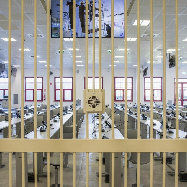 Für den Prozess gegen die ‚Ndrangheta wurde in der kalabrischen Stadt Lamezia Terme ein hochgesicherter Verhandlungssaal gebaut. Es sind 350 Angeklagte, etwa 400 Anwälte und mehr als 900 Zeugen beteiligt.