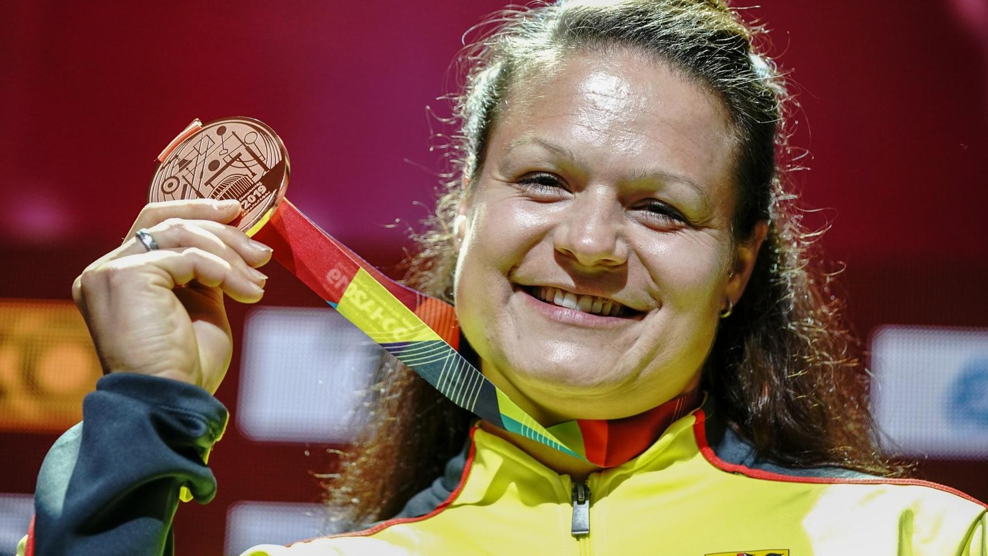 Kugelstoßerin Christina Schwanitz aus Deutschland zeigt ihre Bronzemedaille.