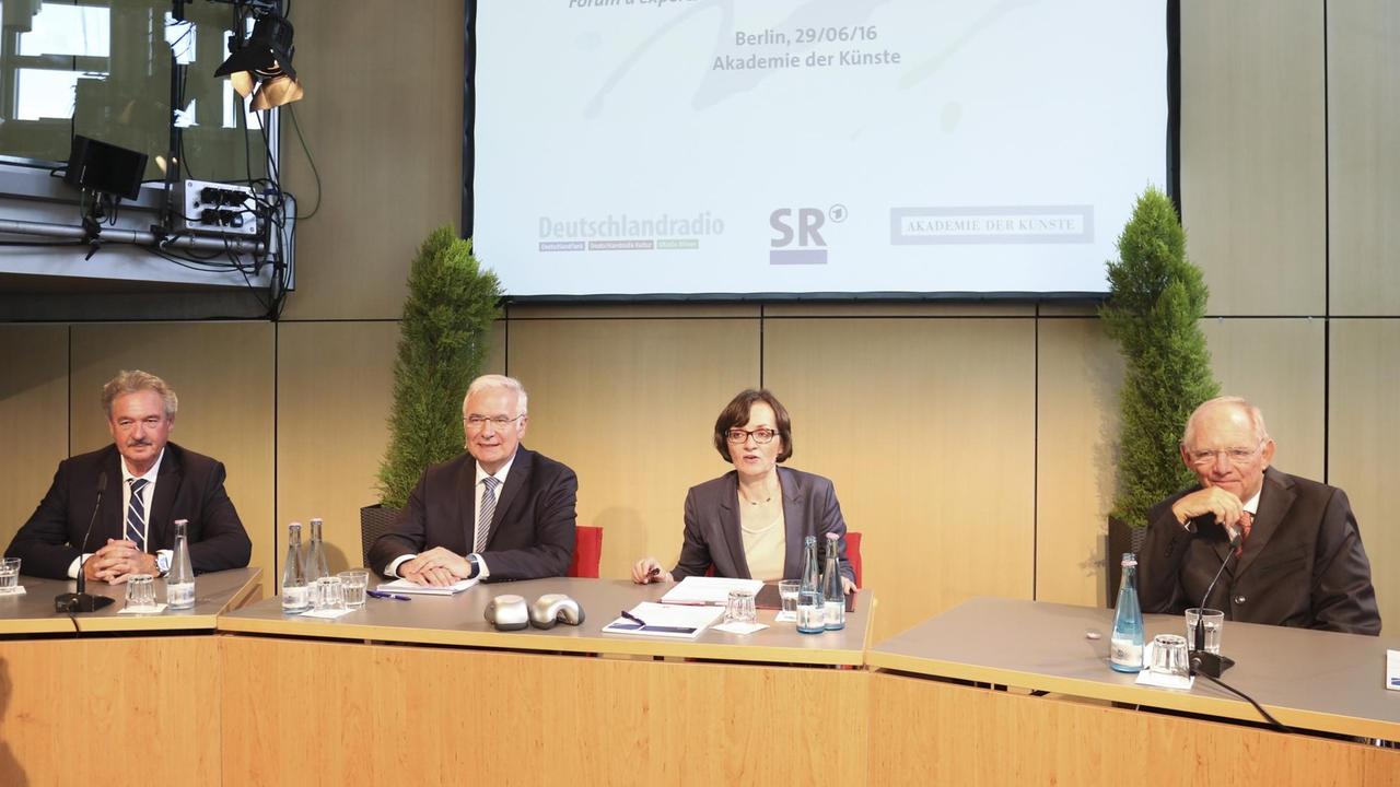 Jean Asselborn (Medienpreis DFJP), Chefredakteur SR Norbert Klein, Chefredakteurin DLF, Birgit Wentzien und Wolfgang Schäuble, bei der Podiumsdiskussion rund um die Veranstaltung "Deutsch-Französischer Journalistenpreis" in der Akademie der Künste am 29.06.2016 in Berlin. Photo by Deutschlandradio/Semmer Die Nutzungsrechte gehen vollständig für alle Verwendungsarten an den Auftraggeber Jean Asselborn (Medienpreis DFJP), Chefredakteur SR Norbert Klein, Chefredakteurin DLF, Birgit Wentzien und Wolfgang Schäuble, bei der Podiumsdiskussion rund um die Veranstaltung "Deutsch-Französischer Journalistenpreis" in der Akademie der Künste am 29.06.2016 in Berlin. Photo by Deutschlandradio/Semmer Die Nutzungsrechte gehen vollständig für alle Verwendungsarten an den Auftraggeber