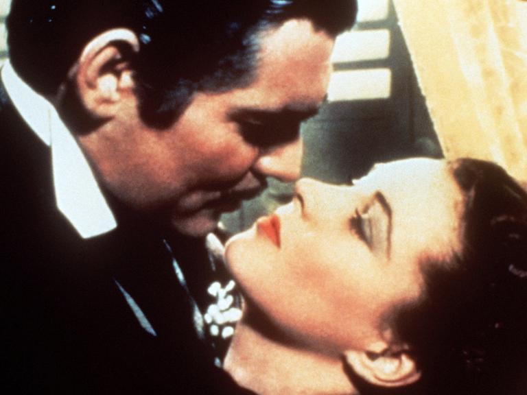 Liebesszene zwischen Scarlett O'Hara (Vivien Leigh) und Rhett Butler (Clark Gable) in dem Film "Vom Winde verweht" aus dem Jahre 1939.
