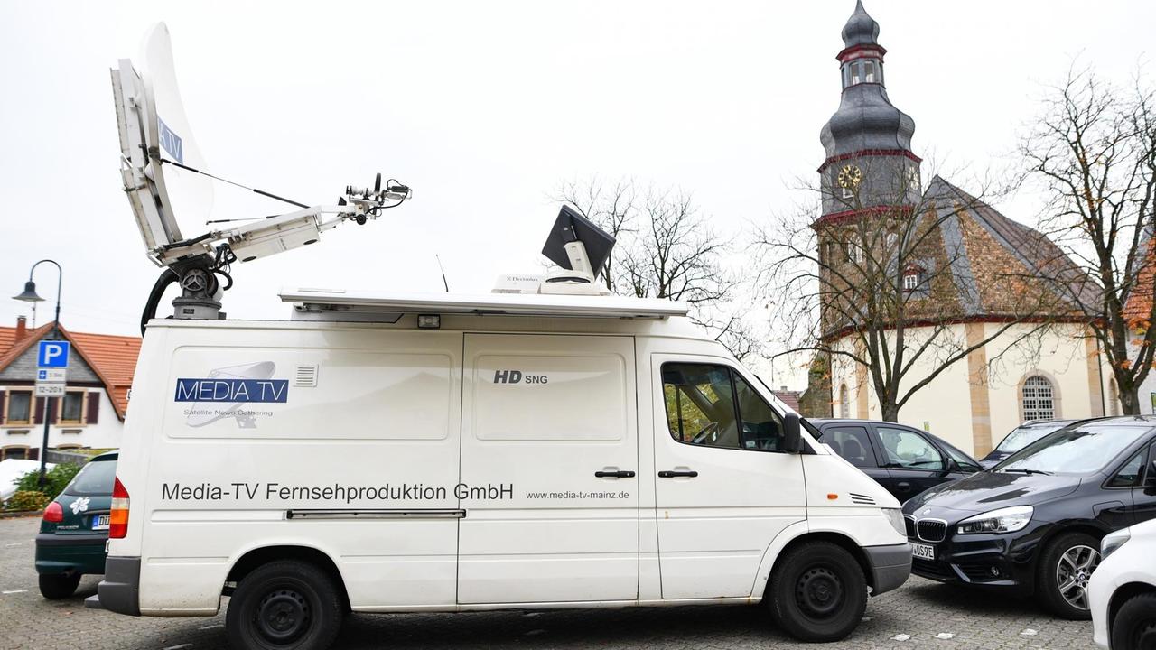 "Medienrummel" in Kallstadt: Seit bekannt wurde, dass die Großeltern des zukünftigen US-Präsidenten Donald Trump aus dem Ort in der Pfalz stammen, guckt auch das Fernsehen mal vorbei. "Medienrummel" in Kallstadt: Seit bekannt wurde, dass die Großeltern des zukünftigen US-Präsidenten Donald Trump aus dem Ort in der Pfalz stammen, guckt auch das Fernsehen mal vorbei.