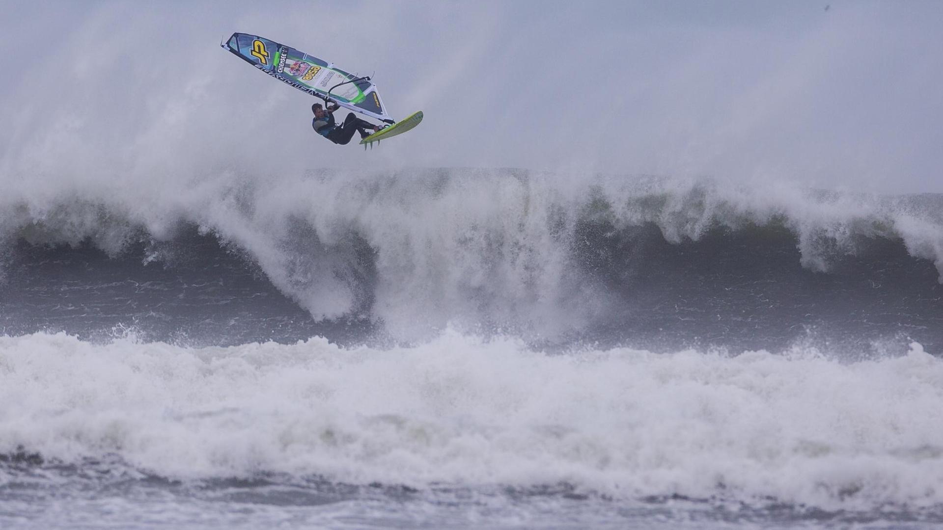 Der Kieler Windsurfer Leon Jamaer beim "Storm Chase". Der Kieler Windsurfer Leon Jamaer beim "Storm Chase".