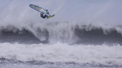Der Kieler Windsurfer Leon Jamaer beim "Storm Chase".
