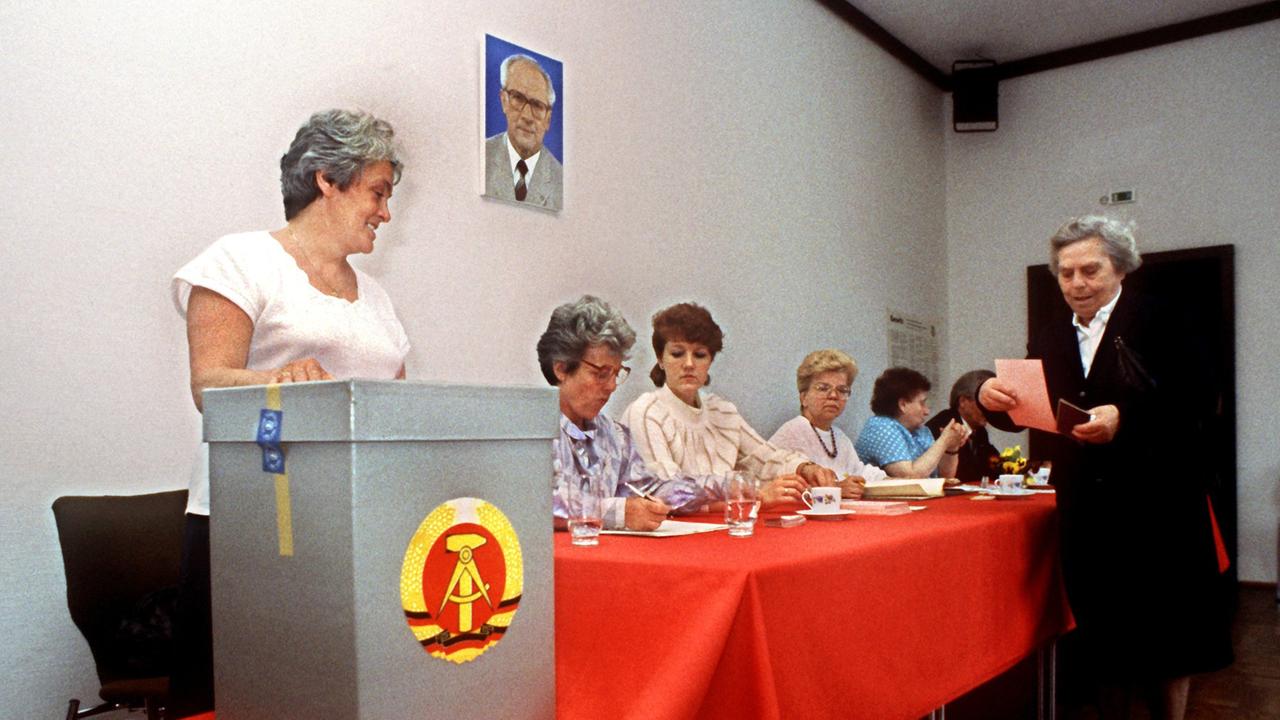 Blick in ein Wahllokal in Ost-Berlin während der Kommunalwahl am 7. Mai 1989. Blick in ein Wahllokal in Ost-Berlin während der Kommunalwahl am 7. Mai 1989.