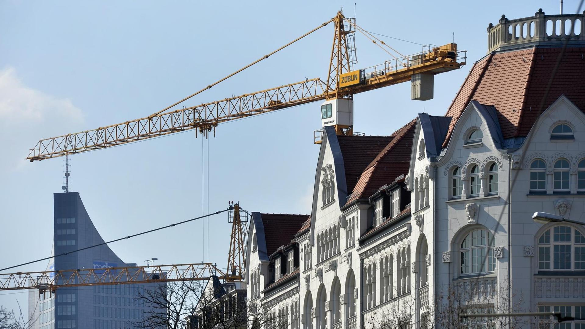 In Leipzig drehen sich die Baukraene, es wird an allen Ecken gebaut. Mit Lueckenschliessungen wird unter anderem Wohnraum geschaffen. Rechts im Bild die Handwerkskammer zu Leipzig, links das Cityhochhaus. Mit Stempel Denkfabrik In Leipzig drehen sich die Baukraene, es wird an allen Ecken gebaut. Mit Lueckenschliessungen wird unter anderem Wohnraum geschaffen. Rechts im Bild die Handwerkskammer zu Leipzig, links das Cityhochhaus. Mit Stempel Denkfabrik