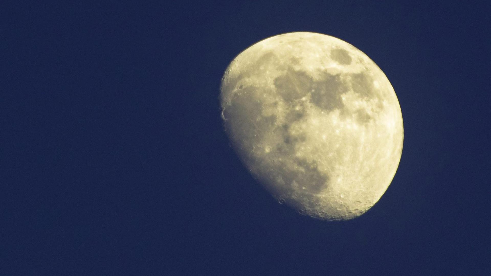 Mond am Abendhimmel Mond am Abendhimmel