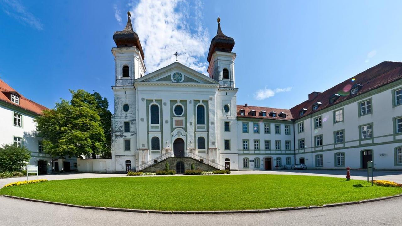 Kloster Schlehdorf in Bayern. Kloster Schlehdorf in Bayern.