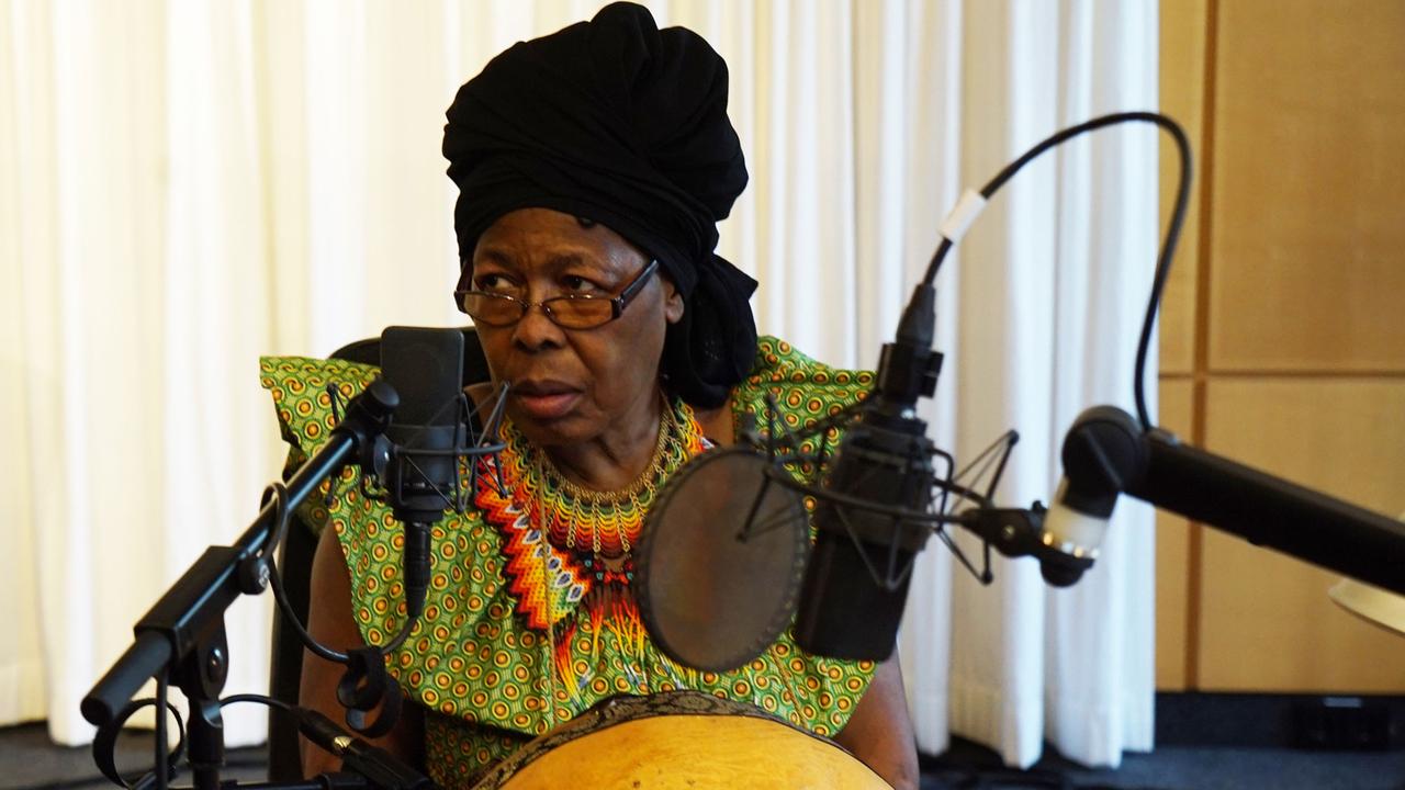 Die Musikerin Stella Chiweshe in einem Studio von Deutschlandfunk Kultur Die Musikerin Stella Chiweshe in einem Studio von Deutschlandfunk Kultur