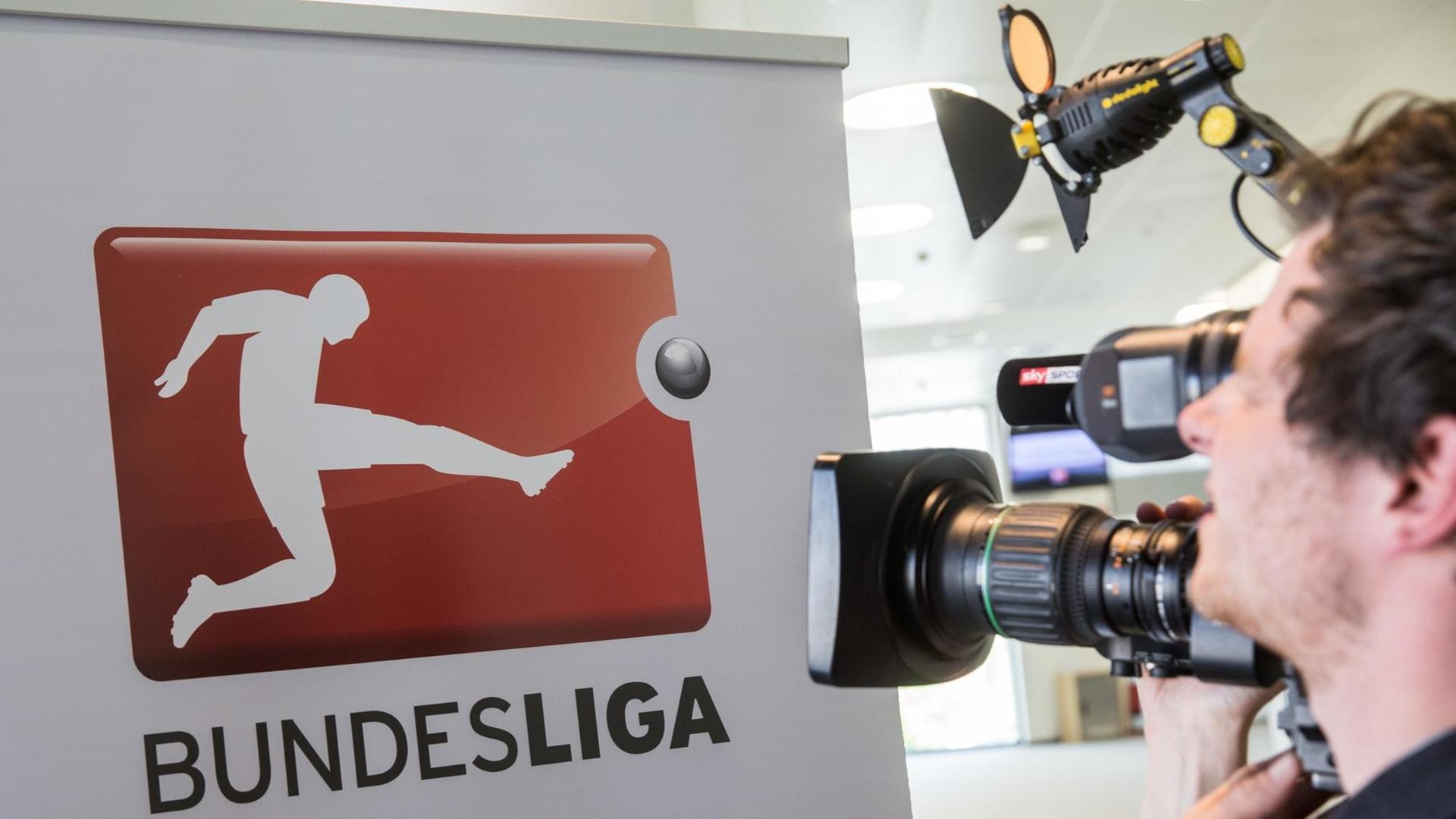 Ein Kameramann filmt das Logo der Fußball-Bundesliga. Ein Kameramann filmt das Logo der Fußball-Bundesliga.
