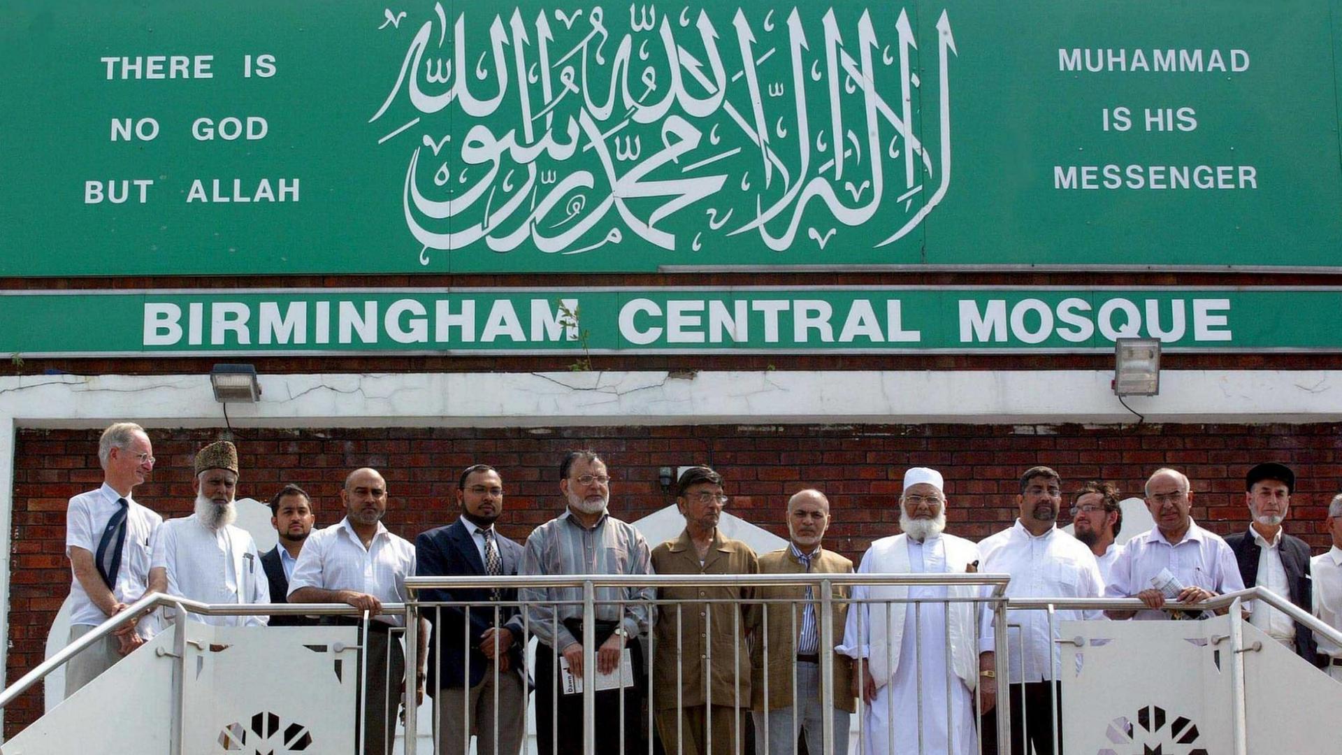Britische Muslime vor der Moschee in Brimingham am 14. Juli 2005. Britische Muslime vor der Moschee in Brimingham am 14. Juli 2005.