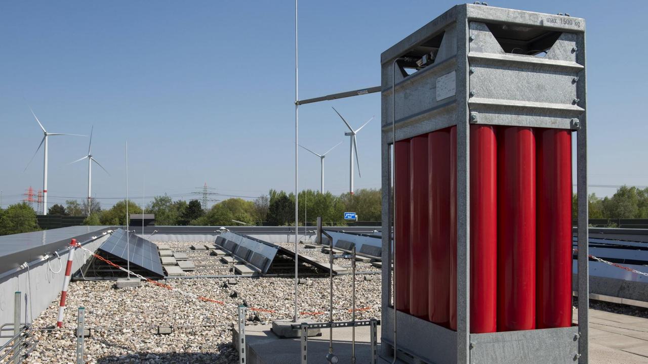 Dach des HAW Technologiezentrums CC4E in Hamburg Solaranlage und Wasserstoff-Speicher, im Hintergrund der Windpark Curslack Dach des HAW Technologiezentrums CC4E in Hamburg Solaranlage und Wasserstoff-Speicher, im Hintergrund der Windpark Curslack