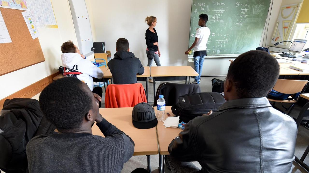 Männliche Flüchtlinge sitzen am 24.09.2015 während einer Unterrichtsstunde in einem Klassenraum der Berufsbildenden Schule (BBS) 6 der Region Hannover (Niedersachsen). Männliche Flüchtlinge sitzen am 24.09.2015 während einer Unterrichtsstunde in einem Klassenraum der Berufsbildenden Schule (BBS) 6 der Region Hannover (Niedersachsen).
