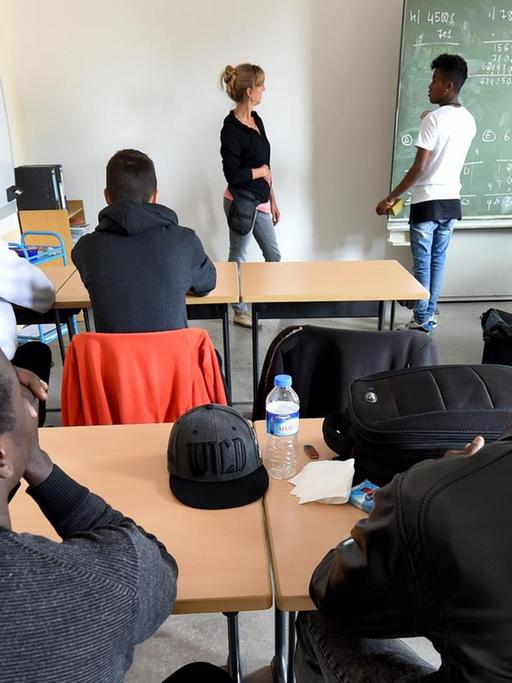 Männliche Flüchtlinge sitzen am 24.09.2015 während einer Unterrichtsstunde in einem Klassenraum der Berufsbildenden Schule (BBS) 6 der Region Hannover (Niedersachsen).