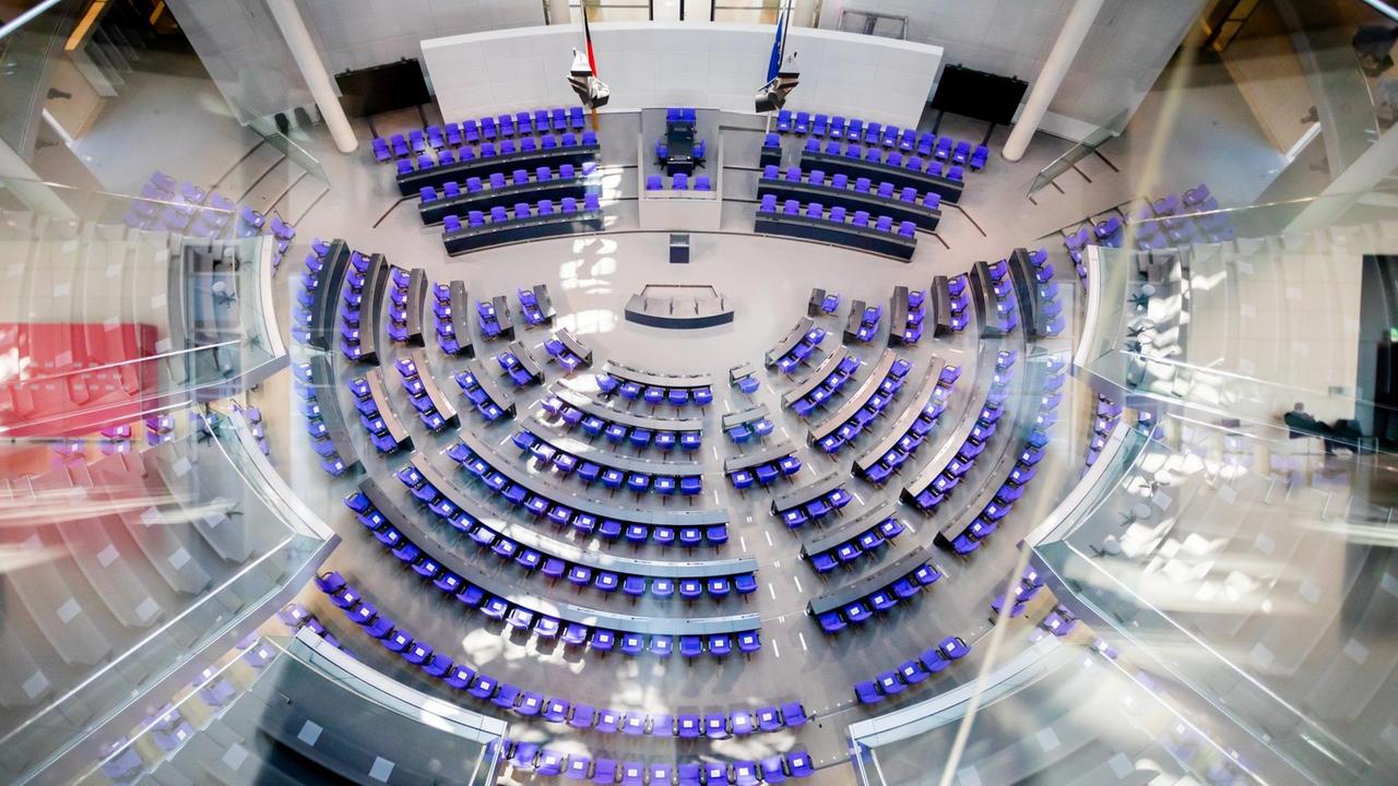 Der leere Plenarsaal des Deutschen Bundestages ist von der Fraktionsebene aus zu sehen. Der leere Plenarsaal des Deutschen Bundestages ist von der Fraktionsebene aus zu sehen.