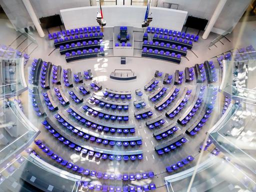 Der leere Plenarsaal des Deutschen Bundestages ist von der Fraktionsebene aus zu sehen.