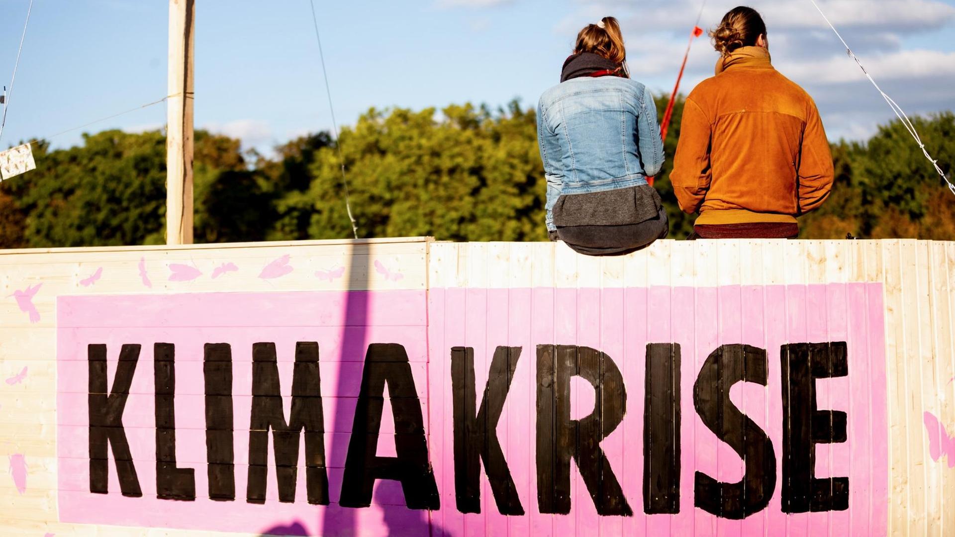 "Klimakrise" ist bei einer Blockade der Klimabewegung "Extinction Rebellion" in Berlin auf einer Holzarche zu lesen. "Klimakrise" ist bei einer Blockade der Klimabewegung "Extinction Rebellion" in Berlin auf einer Holzarche zu lesen.