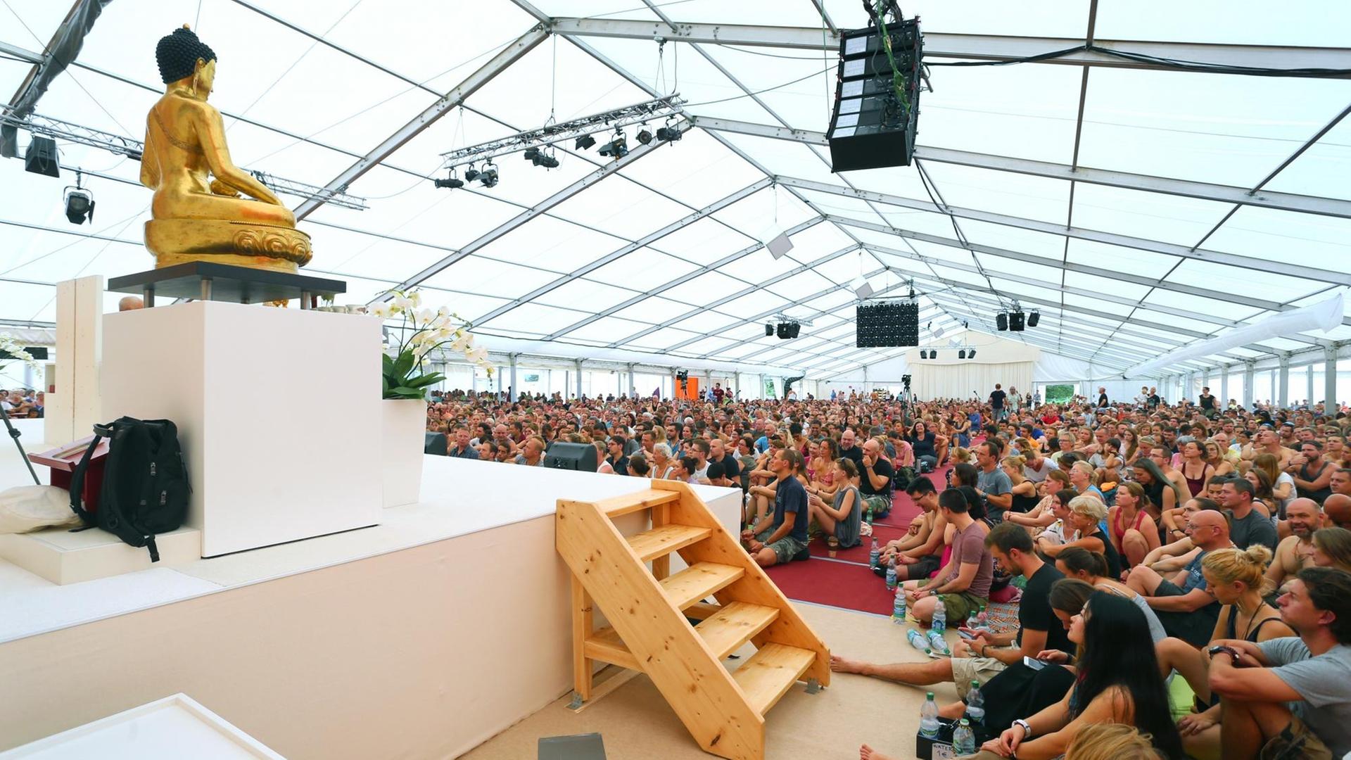 Besucher des Buddhistentreffens sitzen und liegen am 03.08.2016 im Meditationszelt auf dem Grundstück von Gut Hochreute bei Immenstadt (Bayern) bei einer Frage- und Antwortstunde mit Lama Ole Nydahl vor einer Buddhastatue. Zum neunten Mal findet das zweiwöchige Treffen des Buddhistischen Dachverbands Diamantweg statt, zu dem Besucher aus aller Welt anreisen. Besucher des Buddhistentreffens sitzen und liegen am 03.08.2016 im Meditationszelt auf dem Grundstück von Gut Hochreute bei Immenstadt (Bayern) bei einer Frage- und Antwortstunde mit Lama Ole Nydahl vor einer Buddhastatue. Zum neunten Mal findet das zweiwöchige Treffen des Buddhistischen Dachverbands Diamantweg statt, zu dem Besucher aus aller Welt anreisen.