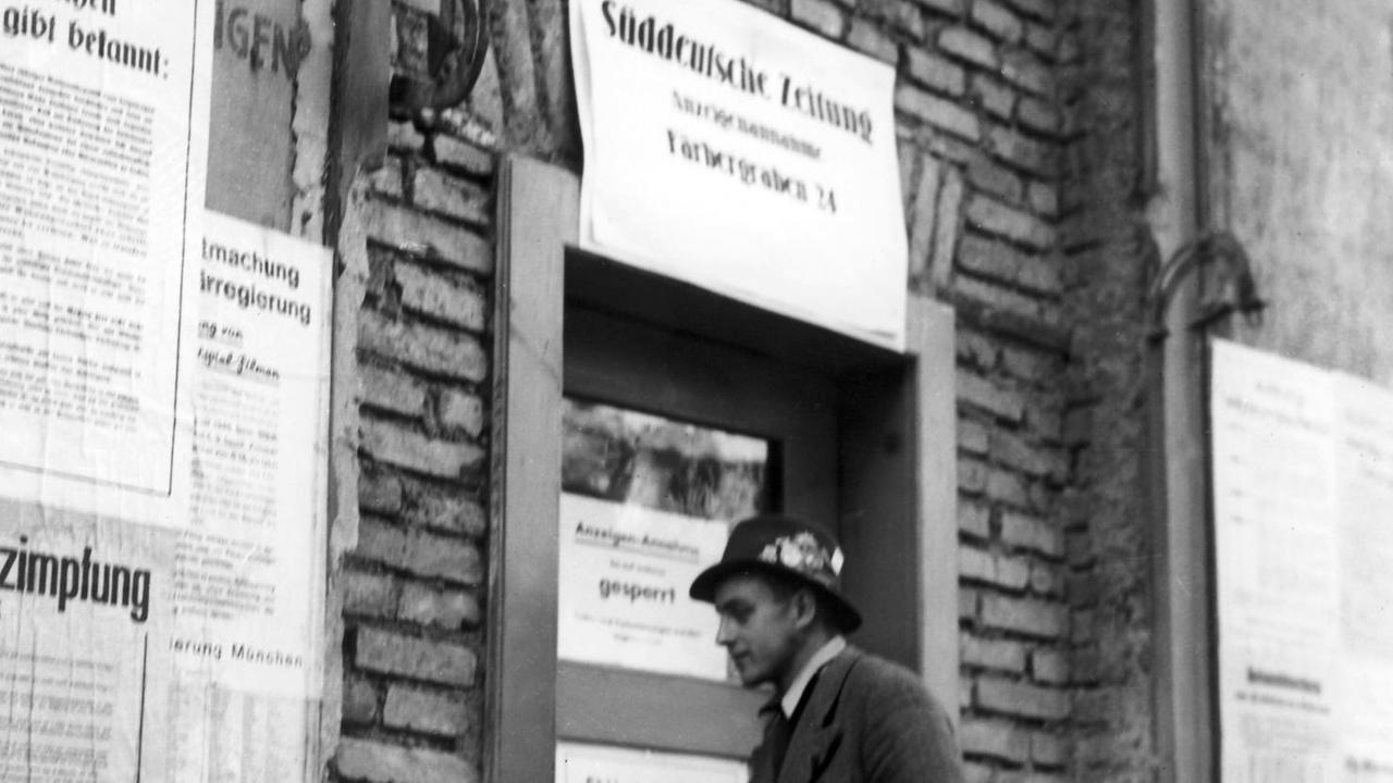 Eine undatiertes schwaz-weiß Bild zeigt den Haupteingang zum Verlagshaus der "Süddeutschen Zeitung" in München, die als erste bayerische Zeitung nach dem Zweiten Weltkrieg lizenziert wurde.