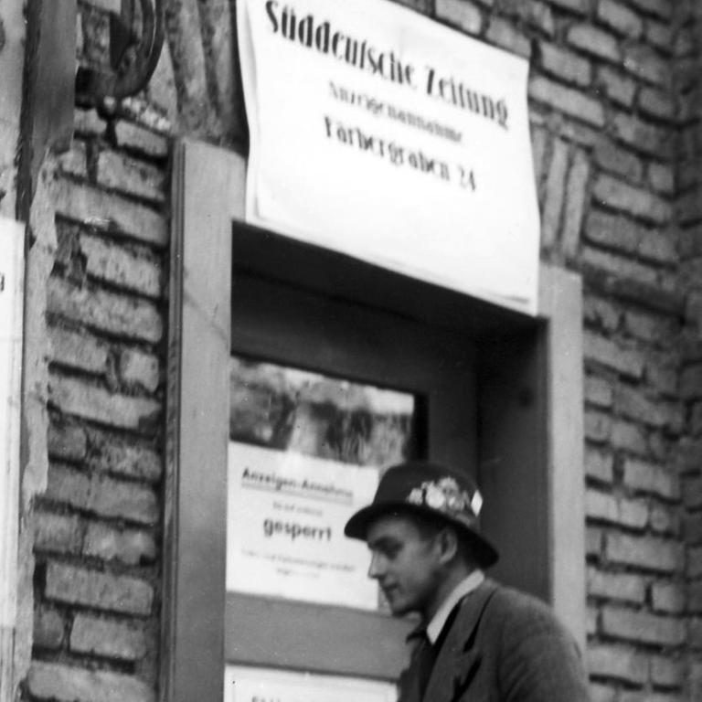 Eine undatiertes  schwaz-weiß Bild zeigt den Haupteingang zum Verlagshaus der "Süddeutschen Zeitung" in München, die als erste bayerische Zeitung nach dem Zweiten Weltkrieg lizenziert wurde. 