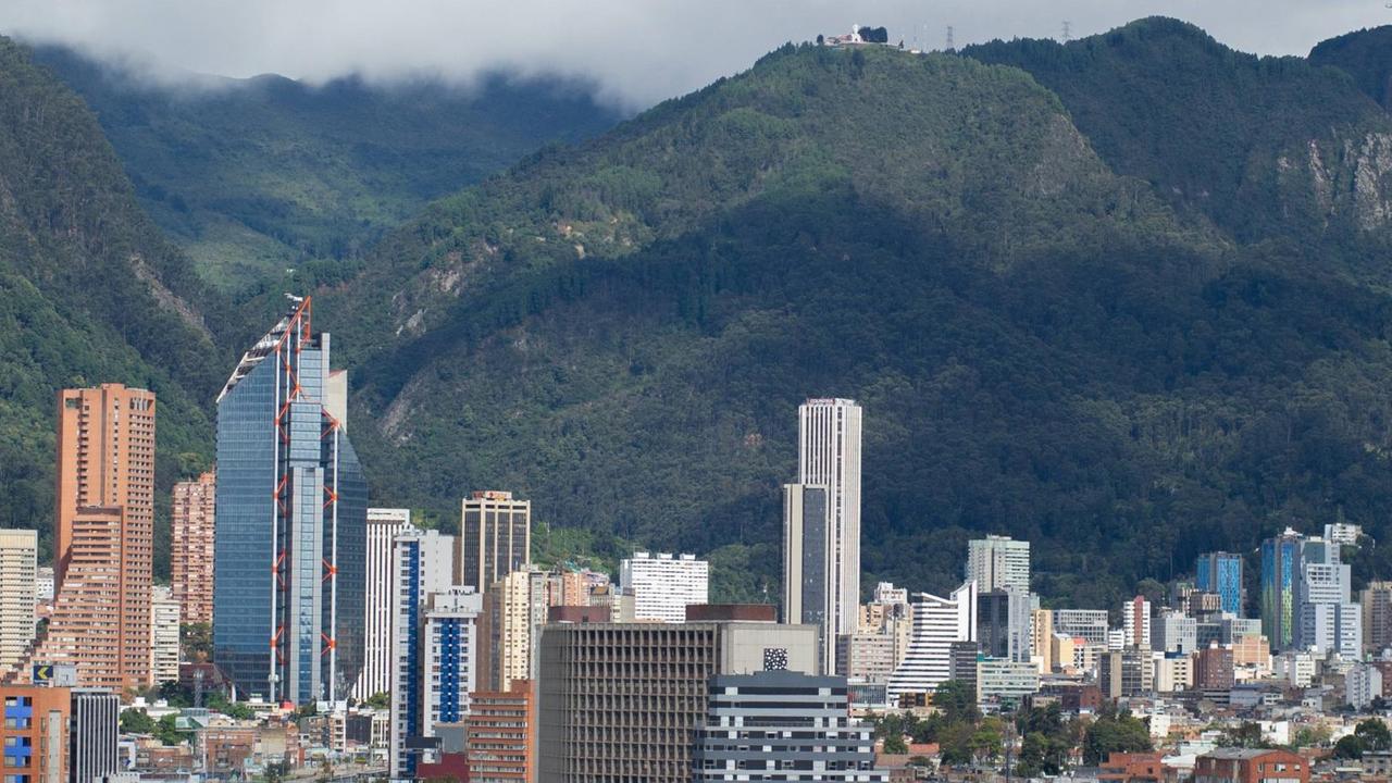 Dunkle Wolken hängen über den Hügeln von Kolumbiens Hauptstadt Bogotá. Dunkle Wolken hängen über den Hügeln von Kolumbiens Hauptstadt Bogotá.