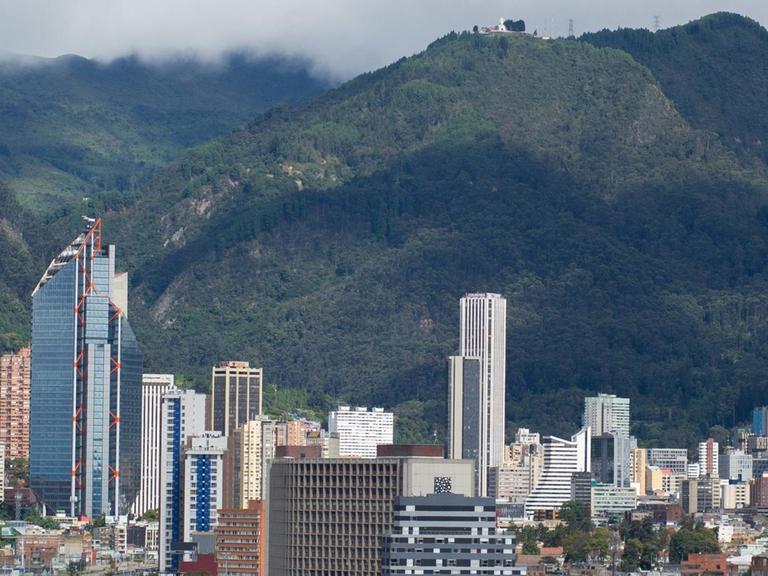 Dunkle Wolken hängen über den Hügeln von Kolumbiens Hauptstadt Bogotá.