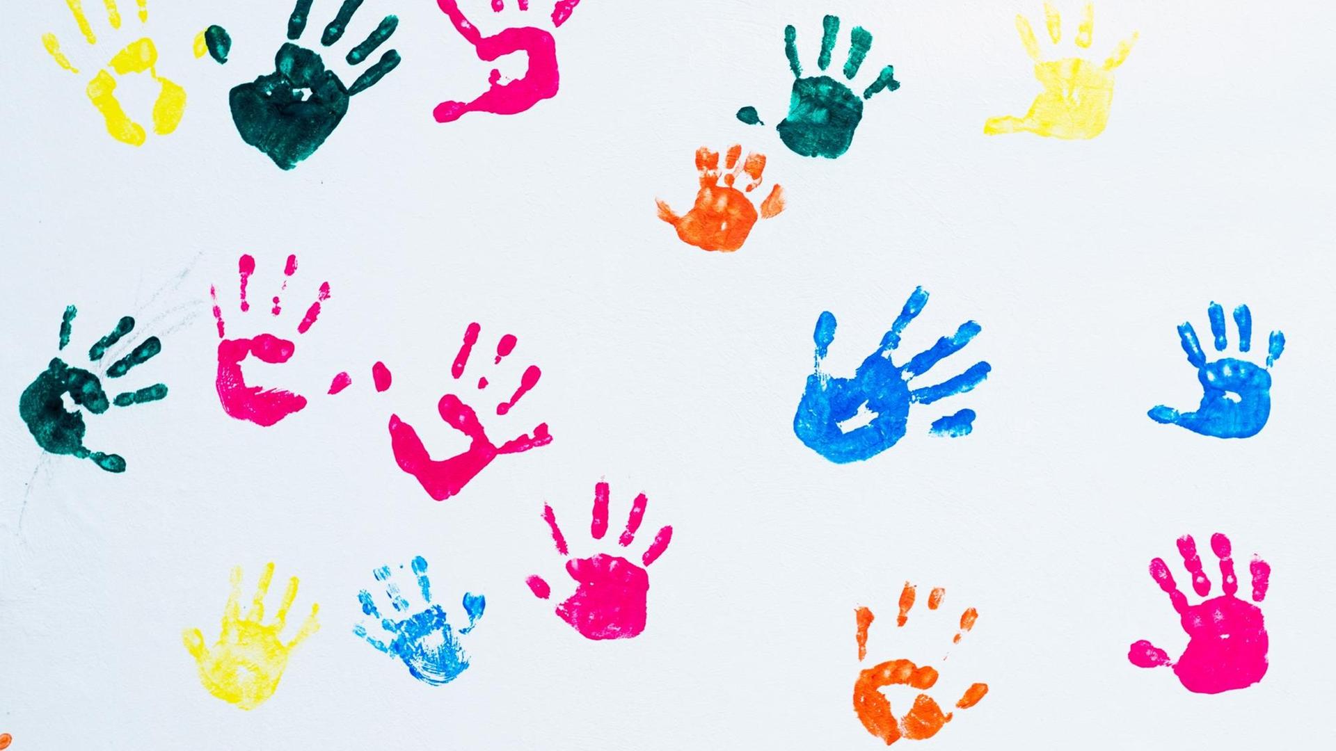 Bunte Handabdrücke von Kindern, fotografiert in einer Kita in Hannover im Herbst 2013 Bunte Handabdrücke von Kindern, fotografiert in einer Kita in Hannover im Herbst 2013