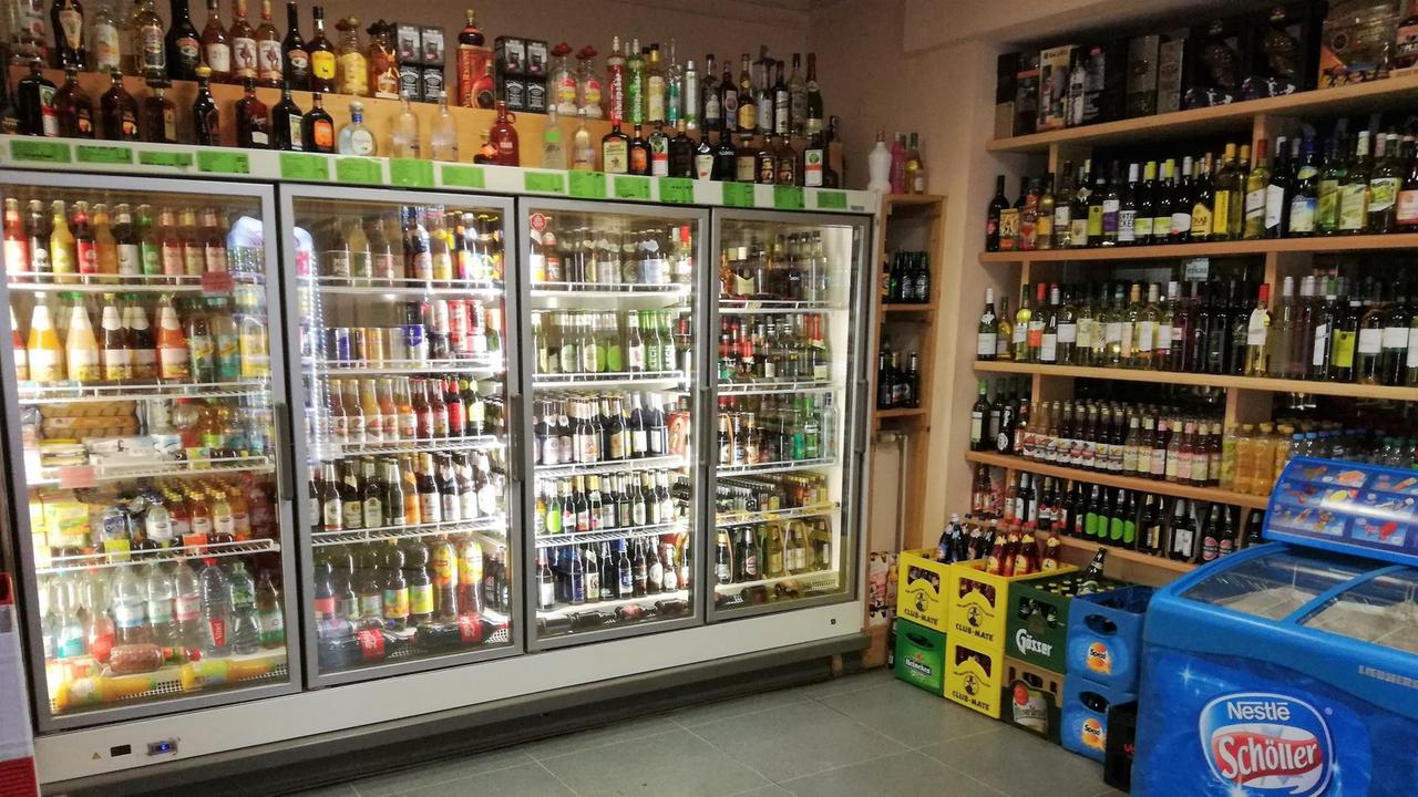 Eine Wand mit Kühlschränken voller Getränke