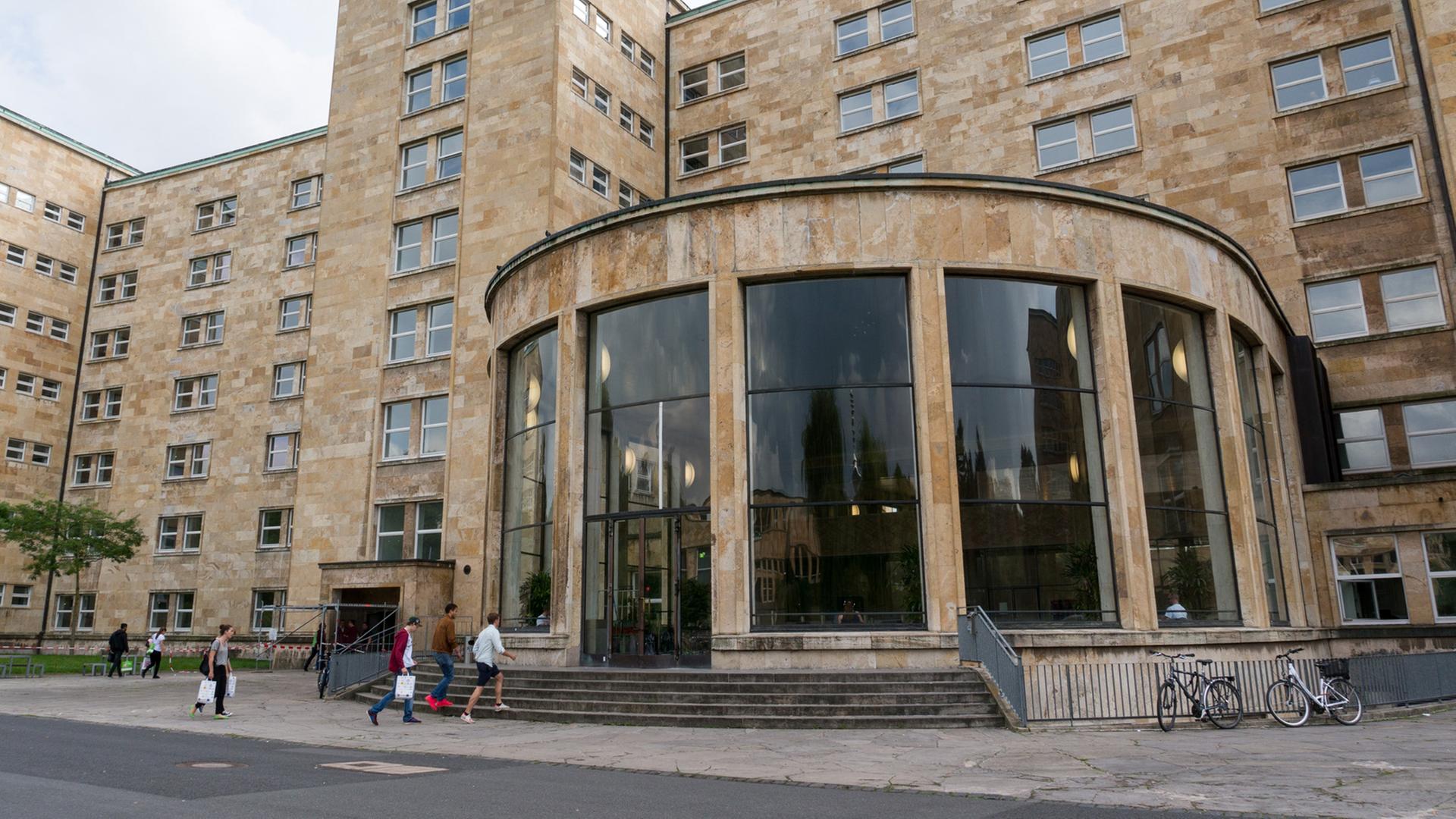 Rückseite des I.G.-Farben-Hauses (Uni-Hauptgebäude der Goethe-Universität). Foto vom 20. September 2014. Rückseite des I.G.-Farben-Hauses (Uni-Hauptgebäude der Goethe-Universität). Foto vom 20. September 2014.