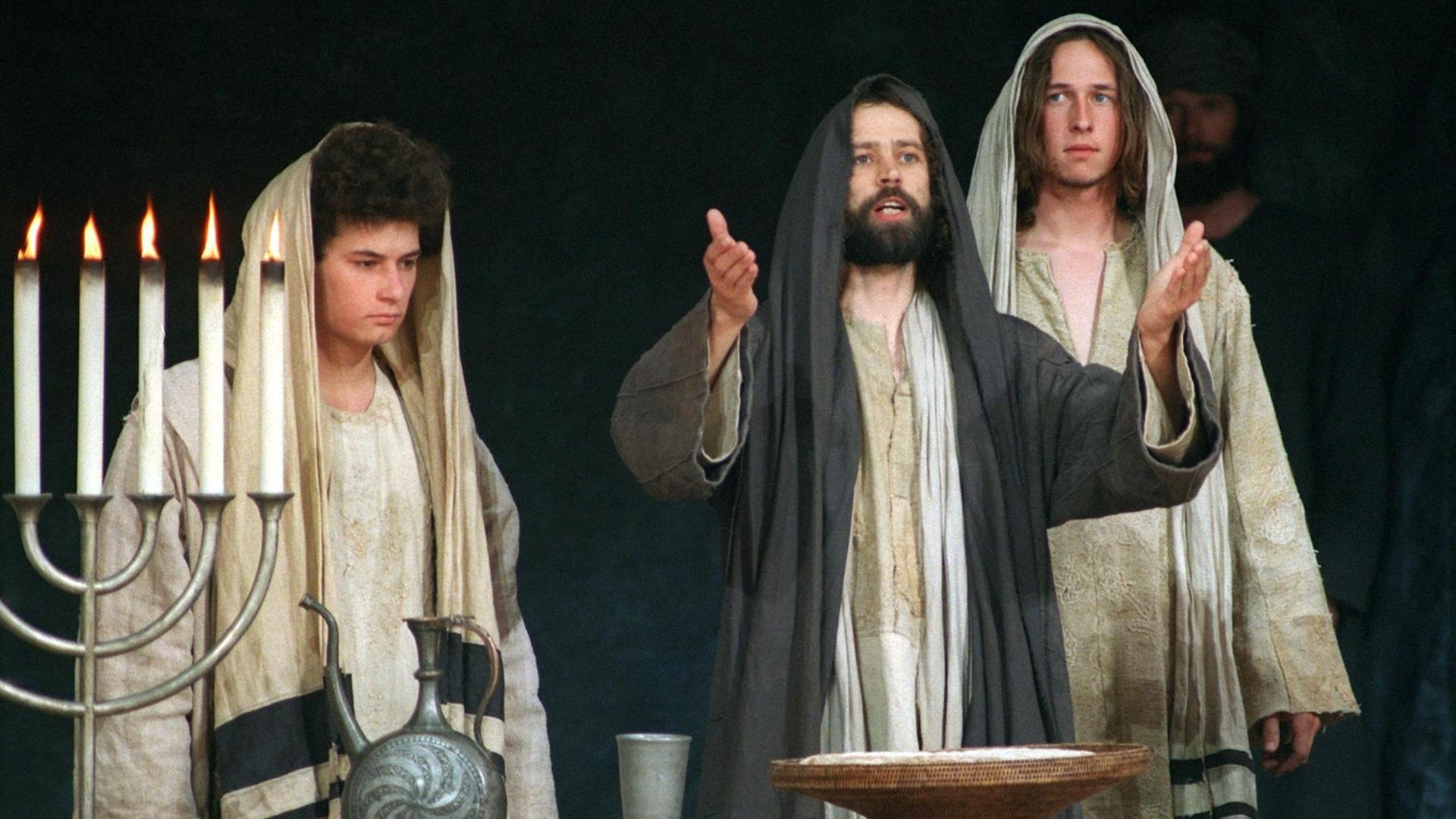 Ein Schauspieler als Jesus beim Abendmahl Ein Schauspieler als Jesus beim Abendmahl
