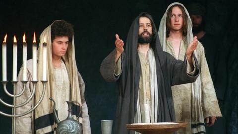 Ein Schauspieler als Jesus beim Abendmahl 