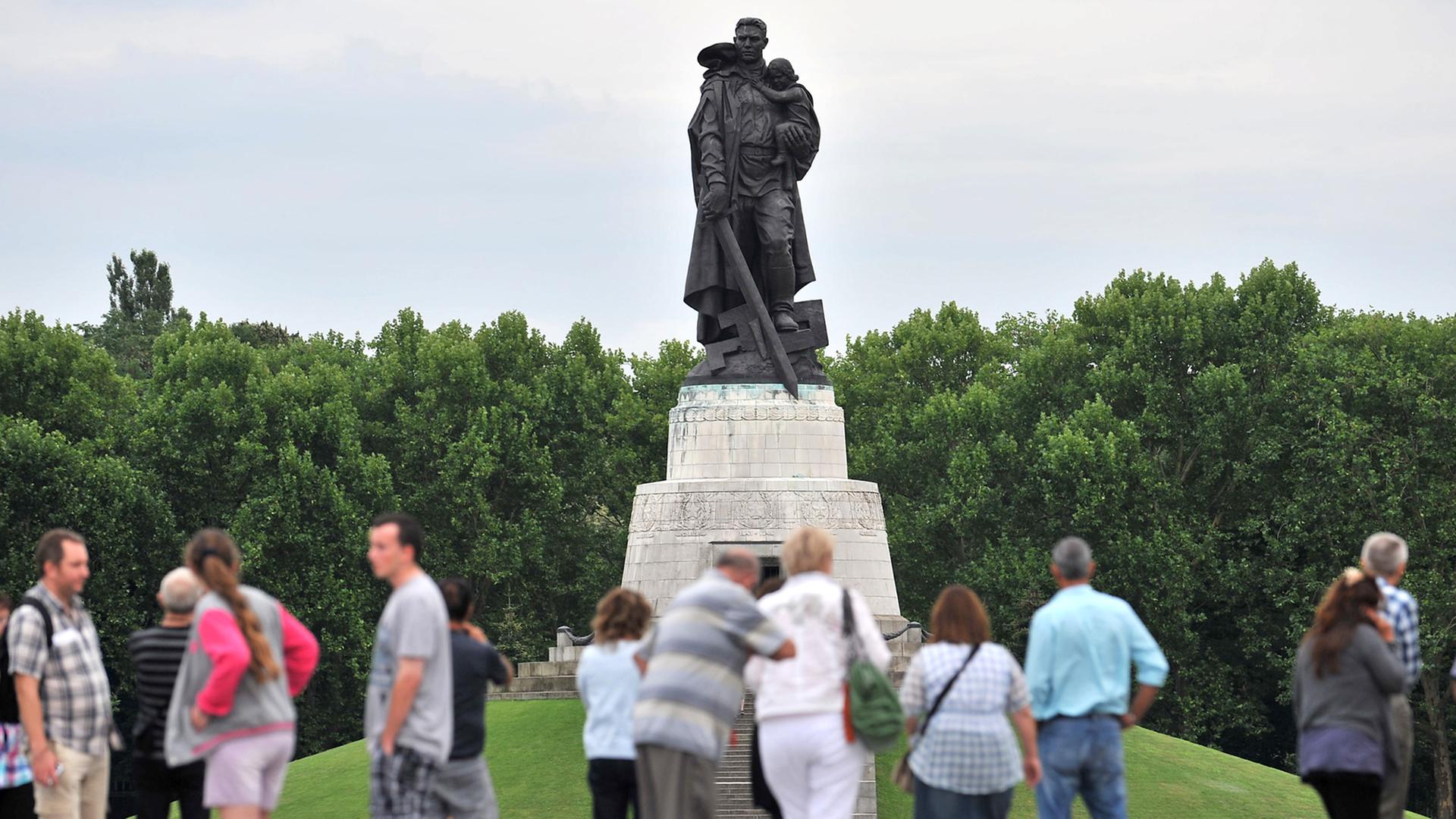 Besucher vor dem sowjetischen Ehrenmal in Treptow in Berlin Besucher vor dem sowjetischen Ehrenmal in Treptow in Berlin