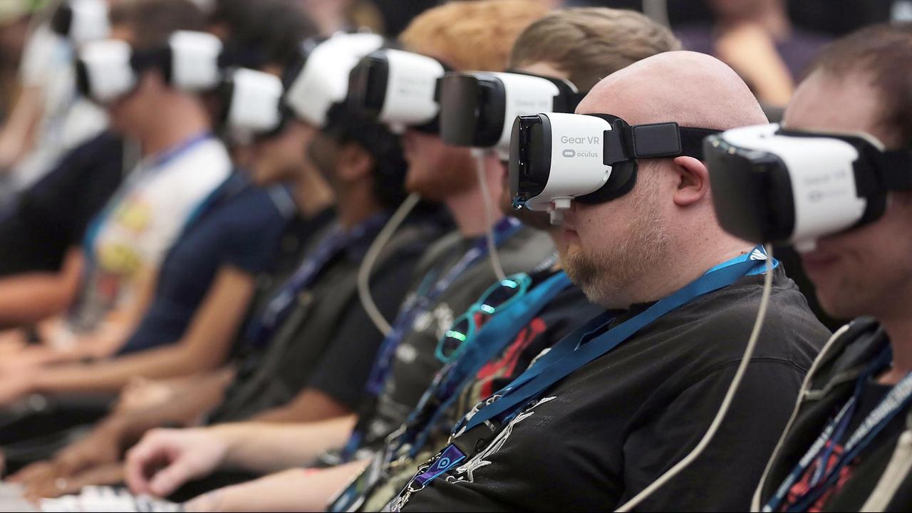 Menschen mit VR-Brillen auf der Gamescom 2016