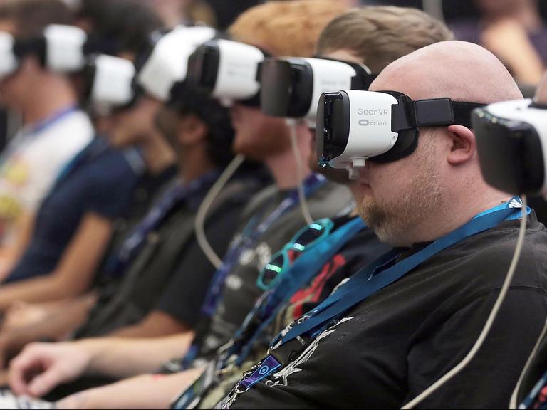 Menschen mit VR-Brillen auf der Gamescom 2016