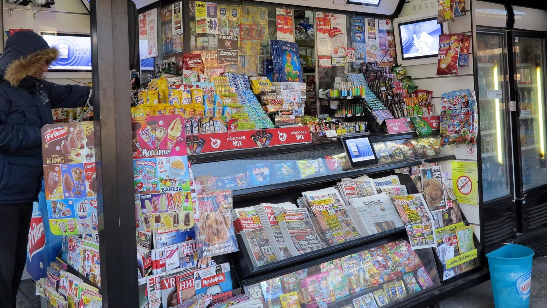 Zeitungen und Zeitschriften liegen an einem Kiosk in Serbiens Hauptstadt Belgrad. Zeitungen und Zeitschriften liegen an einem Kiosk in Serbiens Hauptstadt Belgrad.