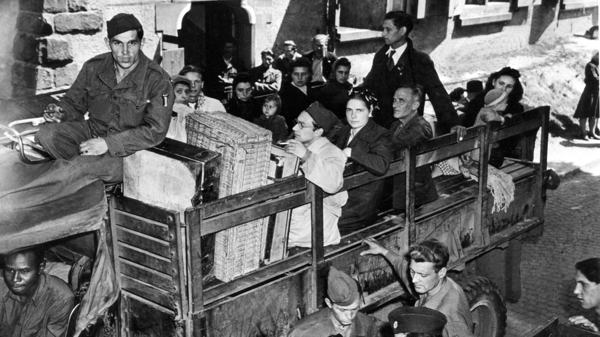 Eine Gruppe Displaced Persons, die in einem Lager in Wiesbaden untergebracht waren, vor ihrer Abreise in ihre Heimat, aufgenommen 1945. Eine Gruppe Displaced Persons, die in einem Lager in Wiesbaden untergebracht waren, vor ihrer Abreise in ihre Heimat, aufgenommen 1945.