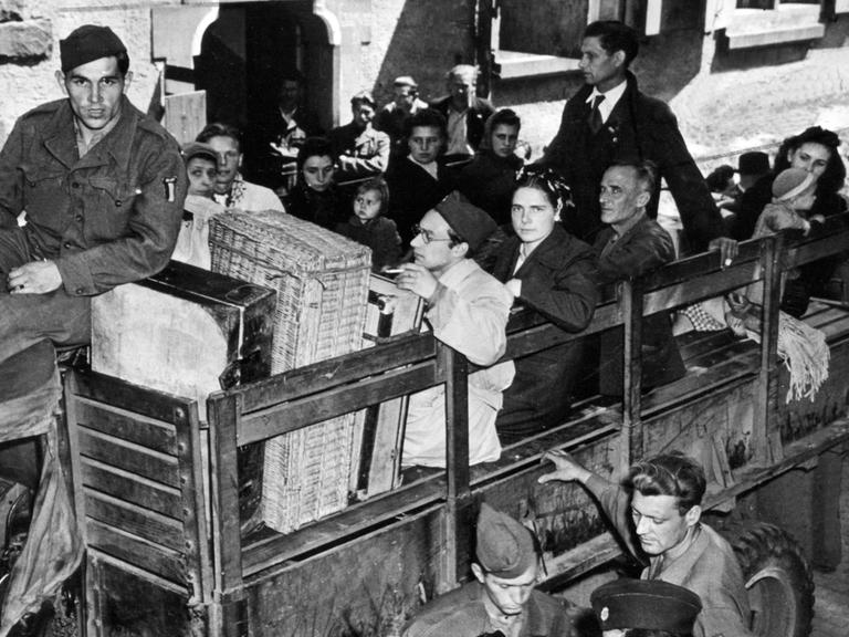 Eine Gruppe Displaced Persons, die in einem Lager in Wiesbaden untergebracht waren, vor ihrer Abreise in ihre Heimat, aufgenommen 1945.