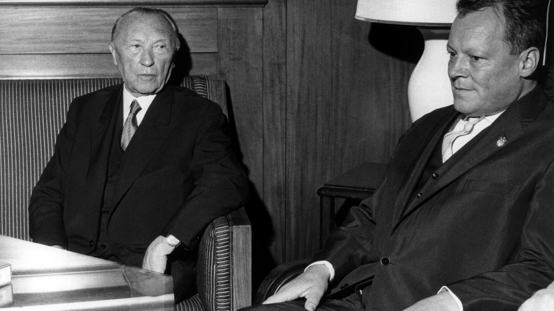 Bundeskanzler Konrad Adenauer (l) und Berlins Bürgermeister Willy Brandt (r) vor Beginn der großen Kundgebung am "Tag der deutschen Einheit" am 17.06.1962 in Brandts Arbeitszimmer im Rathaus Schöneberg in Berlin. Bundeskanzler Konrad Adenauer (l) und Berlins Bürgermeister Willy Brandt (r) vor Beginn der großen Kundgebung am "Tag der deutschen Einheit" am 17.06.1962 in Brandts Arbeitszimmer im Rathaus Schöneberg in Berlin.